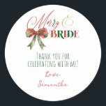 Merry & Bride Winter Christmas Bride Bachelorette Ronde Sticker<br><div class="desc">Kies voor deze elegante en minimalistische Merry & Bride Winter Christmas Bride Bachelorette Invitation en laat u oplichten met een Merry Bachelorette-feest. Het ontwerp is voorzien van een elegante handgeschreven script kalligrafie, gedurfde typografie, en een coquette en chique feestelijke boog. Aangepaste QR-code, betalingsinformatie op de achterzijde en voldoende ruimte om...</div>