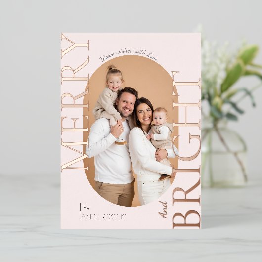 Merry & Bright Blush Rose Gold Script Folie Feestdagenkaart (Staand Voorkant)
