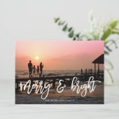 Merry & Bright Brush Letterde foto Feestdagenkaart (Staand voorkant)