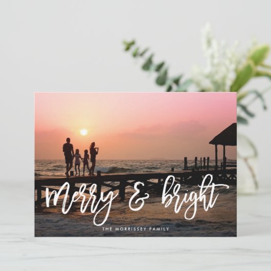 Merry & Bright Brush Letterde foto Feestdagenkaart (Staand voorkant)