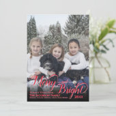 Merry & Bright Calligrafie Script Rode Foto Feestdagenkaart (Staand voorkant)