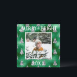 Merry & Bright Foto Metallic Glitter Feestdagenkaart<br><div class="desc">Merry & Bright-typografie.  Groen nepmateriaal met zilverkleurige glittersparrenbomen met jouw favoriete foto in het midden.  Personaliseer met jouw bericht en naam op de achterkant.  De perfecte kerstgroet kaart.</div>