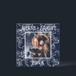 Merry & Bright Foto Navyblauw Vintage Feestdagenkaart<br><div class="desc">Merry & Bright typografie.  Donker navyblauwe brokaat vintage gedistingeerd ontwerp met jouw favoriete foto in het midden.  Personaliseer met jouw bericht en naam op de achterkant.  De perfecte kerstgroet.</div>