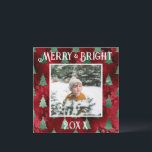 Merry & Bright Foto Rood Metallic Glitter Feestdagenkaart<br><div class="desc">Merry & Bright typografie.  Rood namaak metaal met groene metalen dennenbomen met jouw favoriete foto in het midden.  Personaliseer met jouw bericht en naam op de achterkant.  De perfecte kerstgroet.</div>