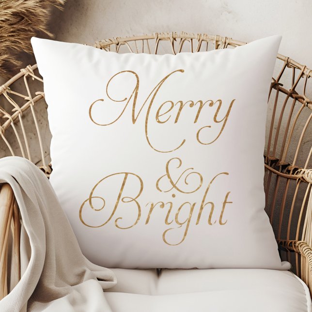 Merry & Bright - Goud en wit kerstkussen Kussen (Merry & Bright - Gold and White Christmas Pillow on a boho rattan armchair.)