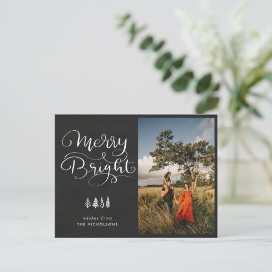 Merry Bright Holiday Chalkboard Script Photo Briefkaart (Staand voorkant)