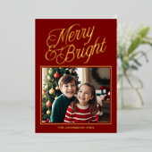 Merry & Bright Kalligrafie Rood Foto Folie Feestdagenkaart (Staand Voorkant)