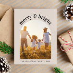 Merry Bright Kerstmis 2 Foto Feestdagenkaart<br><div class="desc">Eenvoudig briefkaart met een crèmevakantie met foto in een lijst met boog. " vrolijk en helder " staat hierboven in trendy moderne typografie . Voeg uw namen en het jaar in eenvoudige typografie toe. Voor de achterkant,  voeg een andere foto en een gepersonaliseerd bericht toe of verlaat spatie.</div>