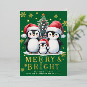 Merry Bright Leuke Pinguïns Groen Rood Goud Kerst Folie Feestdagenkaart (Staand Voorkant)