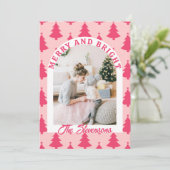 Merry & Bright Pink Retro Arch Photo Christmas Feestdagenkaart (Staand voorkant)