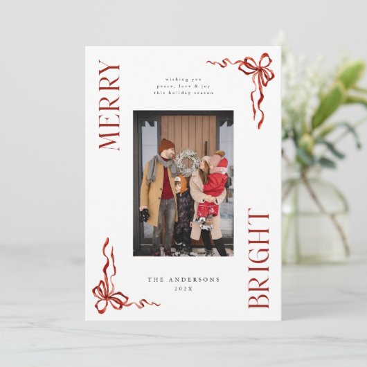 Merry & Bright Red Bow Foto Kerst Kaart (Staand voorkant)