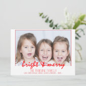 Merry Bright Red Script Familiefoto Kerstmis Feestdagenkaart (Staand voorkant)