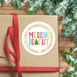 Merry & Bright Schattige Christmas Return Adres La Ronde Sticker<br><div class="desc">Dit unieke kerstontwerp heeft de uitdrukking "Merry & Bright" in kleurrijke letters geaccentueerd met een kerstboom! Dit ontwerp is gebaseerd op onze "Merry & Bright" foto kerstkaart. Perfect voor feestgunsten voor het kerstfeest in de klas van uw kind of voor een feestje of koekjesruil/ruil! Klik op de knop aanpassen voor...</div>