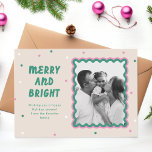 Merry & Bright Squiggle Lijst roze   groen Feestdagenkaart<br><div class="desc">Een leuke en leuke vakantiekaart met een dubbele kronkelende foto lijst in roze en groen, omgeven door confetti stippen en "vrolijk en helder" in een schattig handgeschreven lettertype. Op de achterkant van de kaart is ruimte voor een langere boodschap en een andere foto van de familie. Hier weergegeven in roze...</div>