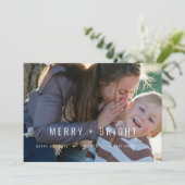 Merry & Bright: trendy moderne kerstfotokaart Feestdagenkaart (Staand voorkant)