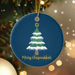 Merry Chrismukkah Schattige Chanoeka Christmas Keramisch Ornament<br><div class="desc">Dit leuke Merry Chrismukkah ornament cadeau is voorzien van een groene kerstboom versierd met blauw dreidel ornamenten en een gouden joodse davidster voor Chanoeka aan de top voor Chanoeka om de 2 feestdagen te combineren voor een familie die beide viert.</div>