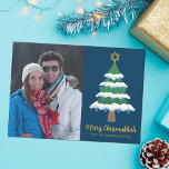 Merry Chrismukkah Schattige Chanoeka Kerstfoto Feestdagenkaart<br><div class="desc">Deze leuke Merry Chrismukkah familiefotokaart heeft een groene kerstboom versierd met blauwe dreidel ornamenten en een gouden joodse davidster bovenaan voor Chanoeka om de 2 feestdagen te combineren voor een familie die beide viert.</div>