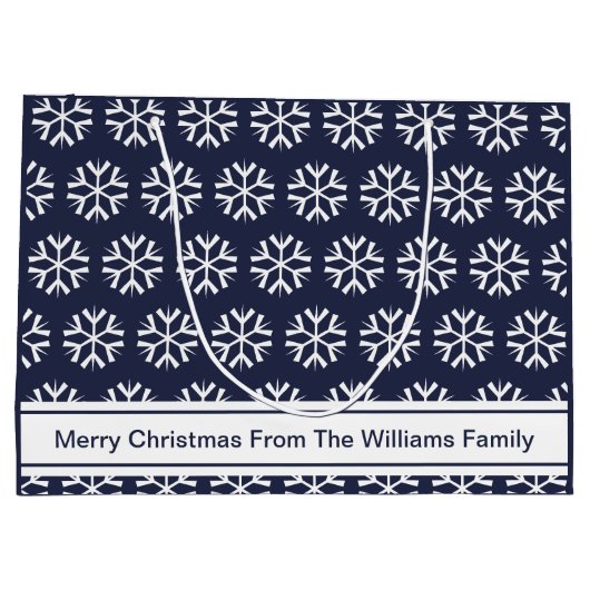 Merry Christmas Blue White Snowflakes Family Name Groot Cadeauzakje (Achterkant)