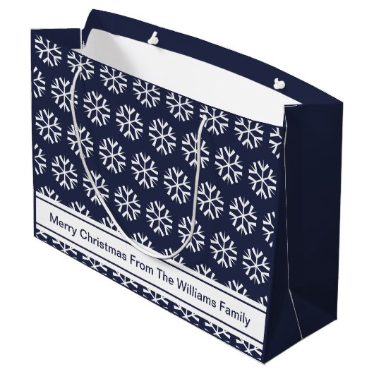Merry Christmas Blue White Snowflakes Family Name Groot Cadeauzakje (Achterkant Gekanteld)