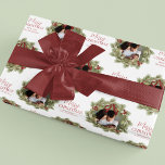 Merry Christmas Botanical Winter Holiday Wreath Cadeaupapier<br><div class="desc">Dit ontwerp is voorzien van een vrolijk kerstvakantieblad,  een groot botanisch rotsachtig holly bessen,  vrolijk kerstfotoblad,  pijnboombladeren,  grove kerstboombladeren,  vrolijk kerstcadeautje,  kerstcadeaubenodigdheden voor kerstvakanties,  modern kalligrafiescript lettertype,  trendy stijlvolle typografietekst,  kerstfeestcirkel rond afbeelding,  van op maat gemaakt afbeelding uit het gezin</div>