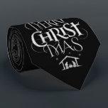 Merry CHRISTmas Christelijke Kalkbord Kalligrafie Stropdas<br><div class="desc">We zeggen de hele tijd "Vrolijk kerstfeest",  maar vergeten vaak de oorsprong van de woorden. Deze kunst heeft originele handbelettering die in zijn unieke ontwerp het verhaal van Kerstmis vertelt,  eenvoudig en elegant in de modieuze krijtbordlook. Show je kerstsfeer aan familie en vrienden als ze komen voor Kerstmis.</div>