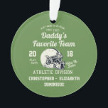 Merry Christmas Daddy's Favoriete Team Football Ornament<br><div class="desc">Dit vakantieseizoen geven papa zijn eigen monogrammed papa's favoriete team kerstboom ornament. Pas aan met de naam van zijn favoriete teamspelers: zijn kinderen om een football te maken sport vader blij. Maak het persoonlijk met de datum dat hij vader werd en het jaar van het geschenk.</div>