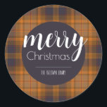 Merry Christmas Dark Plaid Ronde Sticker<br><div class="desc">Elegante donkerbruine,  oranje en blauw klassieke sticker voor kerstcadeaus en andere verrassingen. Ik wens je een kleurrijk en vrolijk feest!</div>