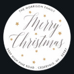 Merry Christmas Elegant Script Return Adres Ronde Sticker<br><div class="desc">Kleed je kerstenveloppen of pakjes aan met deze feestelijke sticker met de woorden "Vrolijk kerstfeest" in een prachtig script lettertype omgeven door gouden sterren. Voeg jouw namen,  adressen of aangepaste tekst toe om te personaliseren. Feestelijk en elegant,  maar toch eenvoudig en klassiek - ideaal voor de feestdagen</div>