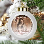 Merry Christmas Family Photo Roos Gold Script Keramische Bal Ornament<br><div class="desc">Verspreid feestvreugde aan vrienden en familie met dit moderne aandenken ornament. De tekst van de roos gouden faux folie luidt "Merry Christmas" in een elegant handschrift. Vervang het voorbeeld afbeelding door uw favoriete foto,  en voeg uw familienaam en het jaar. Een wit verloopfilter maakt de tekst pop.</div>