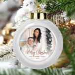 Merry Christmas Family Photo Roos Gold Script Keramische Bal Ornament<br><div class="desc">Verspreid feestvreugde aan vrienden en familie met dit moderne aandenken ornament. De tekst van de roos gouden faux folie luidt "Merry Christmas" in een elegant handschrift. Vervang het voorbeeld afbeelding door uw favoriete foto,  en voeg uw familienaam en het jaar. Een wit verloopfilter maakt de tekst pop.</div>