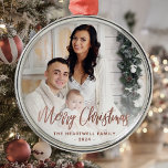 Merry Christmas Family Photo Roos Gold Script Metalen Ornament<br><div class="desc">Verspreid feestvreugde aan vrienden en familie met dit moderne aandenken ornament. De tekst van de roos gouden faux folie luidt "Merry Christmas" in een elegant handschrift. Vervang het voorbeeld afbeelding door uw favoriete foto,  en voeg uw familienaam en het jaar. Een wit verloopfilter maakt de tekst pop.</div>