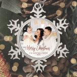 Merry Christmas Family Photo Roos Gold Script Tin Sneeuwvlok Ornament<br><div class="desc">Verspreid feestvreugde aan vrienden en familie met dit moderne aandenken ornament. De tekst van de roos gouden faux folie luidt "Merry Christmas" in een elegant handschrift. Vervang het voorbeeld afbeelding door uw favoriete foto,  en voeg uw familienaam en het jaar. Een wit verloopfilter maakt de tekst pop.</div>