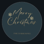 Merry Christmas Faux Gold Foil Navy Casual Script Ronde Sticker<br><div class="desc">Voeg dit jaar een moderne gepersonaliseerde touch toe aan uw kerstcadeauverpakking. Deze minimalistische eenvoudige kerstronde sticker design heeft een elegant script faux gold folie Merry Christmas met sneeuwvlokken op een klassieke marineblauwe achtergrond. Personaliseer met uw eigen monogram of familienaam.</div>