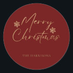 Merry Christmas Faux Gold Foil Rood Casual Script Ronde Sticker<br><div class="desc">Voeg dit jaar een moderne gepersonaliseerde touch toe aan uw kerstcadeauverpakking. Deze minimalistische eenvoudige kerstronde sticker design heeft een elegant script faux gold folie Merry Christmas met sneeuwvlokken op een traditionele feestelijke rode achtergrond. Personaliseer met uw eigen monogram of familienaam.</div>