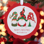 Merry Christmas Gnomen Schattige Rood Ornament Kaart<br><div class="desc">Schattigee feestdagen wenskaart die ook kan worden gebruikt als een geschenk label en een papieren boom ornament. Aan de voorzijde bevinden zich drie Scandinavische kabouters met seizoensgebonden rode en groene petten. Je kunt de "Merry Christmas" groet en jouw naam aan de onderkant gemakkelijk personaliseren.</div>