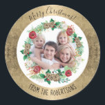 Merry Christmas Gold Foil Waterverf krans foto Ronde Sticker<br><div class="desc">"Merry Christmas Gold Foil Waterverf krans familie foto Classic ronde Sticker." Elegante gouden folie (hoge kwaliteit foto van echt goud) achtergrond met script kalligrafie tekst die u aanpast. Uw familiefoto omringd door een charmante, klassieke kerst bloemenkrans en uw bericht en familienaam. Kunst in waterverf geschilderd door Audrey Jeanne Roberts, copyright....</div>