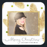 Merry Christmas Gold Glitter Script Foto Sticker<br><div class="desc">Een moderne en trendy kerstfeestdag illustratie met gouden bijkantoren en groene glitter-stippen op de achtergrond met mooie Typografische Script-letters "Vrolijk kerstfeest". Eenvoudig om de steekproeffoto met uw te veranderen.</div>