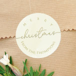 Merry Christmas Gold kalligrafie Script Aangepast Ronde Sticker<br><div class="desc">Dit ontwerp is voorzien van een vrolijke kerst eenvoudige kalligrafie script sticker met een moderne minimalistische gouden typografie, een traditionele gouden winter chique minimalist, een minimale grillige kalligrafie script, een grillige typografie sjabloon, een modern penseelscript goudkleurig, een kerstvakantie cadeau favoriet label, een kerstvakantie feestartikelen, Merry Christmas holiday custom sticker, een...</div>