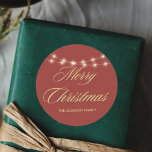 Merry Christmas Gold & Red Script Retouradres Ronde Sticker<br><div class="desc">De "Merry Christmas Red and Gold Script Return Address Classic Round Sticker" combineert feestelijke elegantie met een tijdloos ontwerp. Deze sticker is voorzien van een prachtig rood en goudkleurig script op een klassieke ronde vorm en is ideaal om een vleugje vakantiejuichen toe te voegen aan uw enveloppen en arrangementen. Verhoog...</div>