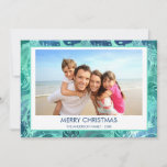 MERRY CHRISTMAS HAWAÏAN TROPICAL BEACH FOTO FEESTDAGENKAART<br><div class="desc">Blauwe en groene Turquoise-incandescent Faux Foil Merry Kerstmis Hawaiian Tropical Palm Leaf Family Foto Kerstmis Holiday Card. Het afbeelding en de familienaam kunnen worden vervangen op deze eenvoudige strandkaart of kerstpasfoto voor de kustvakantie.</div>