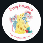 Merry Christmas Holly Cheese Mice gepersonaliseerd Ronde Sticker<br><div class="desc">Dit feestdagen ontwerp is voorzien van schattige waterverf muizen met een wigje kaas versierd met een takje van holly. Hierboven is de bewerkbare tekst "Vrolijk kerstfeest" met daaronder jouw naam op een witte achtergrond. Perfect voor kerstcadeauverpakkingen en envelopzegels voor feestdagen. #christmas #feestdagen #seasonal #festive #cute #mouse #mice #rat #holly #floral...</div>