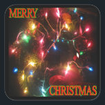 "Merry Christmas" krans w / Lights Square Sticker<br><div class="desc">Vierkante sticker toont een krans versierd met veelkleurige bollen en een tekstoverlay die zegt: "Vrolijk kerstfeest." Afgeschuinde hoeken verbeteren de houdbaarheid van de sticker (adhesie) door de neiging tot vastlopen te verminderen. Verkrijgbaar in vellen van 6 (zes) 3-inch stickers of 20 (twintig) 1-en-1/2-inch stickers.</div>