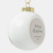 Merry Christmas Modern Script Beige Groen Keramische Bal Ornament (Links)