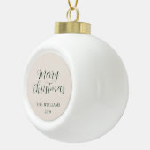 Merry Christmas Modern Script Beige Groen Keramische Bal Ornament (Rechts)