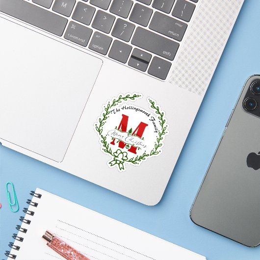 Merry Christmas Monogram Krans Vinyl Sticker (Laptop met iPhone)