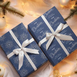 Merry Christmas Navy Blue gepersonaliseerd Inpakpapier Vel<br><div class="desc">Dit ontwerp is voorzien van een vrolijk kerst marine blauw inpakpapier,  met een stijlvolle schittering,  een eenvoudig patroon,  een klassieke sneeuw,  een traditionele winter,  met een minimalistische rustiek,  kalligrafie script,  typografie ontwerp en zilveren sneeuwvlok,  met familienaam.</div>