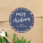 Merry Christmas Navy Blue Schattigee kalligrafie S Ronde Sticker<br><div class="desc">Dit ontwerp is voorzien van een Merry Christmas kalligrafie script sticker met leuke grillige leuke feestelijke eenvoudige, een stijlvolle trendy kalligrafie script, winterrood en groen plaid, een kerstvakantie cadeau gunstiklabel, een rustieke land boerderij, met een rustieke wintervakantie plaid patroon, een kerstvakantie traktatie snoep verpakking, met aangepaste gepersonaliseerde sjabloon, met witte...</div>