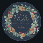 Merry Christmas Navy Waterverf groen script Ronde Sticker<br><div class="desc">Vrolijk kerstvakantie sticker ontwerp met een prachtig kerst bladeren waterverf krans ontwerp met eucalyptus groen,  bladeren,  pinecones en rode bessen. Faux gouden folie Vrolijk kerstfeest met kleine sneeuwvlokken ruimte voor een gepersonaliseerde boodschap van u. Een mooie traditionele kerstcadeau sticker om uw cadeauverpakking extra speciaal te maken.</div>