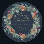 Merry Christmas Navy Waterverf groen script Ronde Sticker<br><div class="desc">Vrolijk kerstvakantie sticker ontwerp met een prachtig kerst bladeren waterverf krans ontwerp met eucalyptus groen,  bladeren,  pinecones en rode bessen. Faux gouden folie Vrolijk kerstfeest met kleine sneeuwvlokken ruimte voor een gepersonaliseerde boodschap van u. Een mooie traditionele kerstcadeau sticker om uw cadeauverpakking extra speciaal te maken.</div>