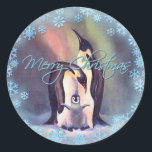 MERRY CHRISTMAS PENGUINES by SHARON SHARPE Ronde Sticker<br><div class="desc">MERRY CHRISTMAS PENGUINES VAN EEN oorspronkelijke waterverf DOOR SHARON SHARPE</div>